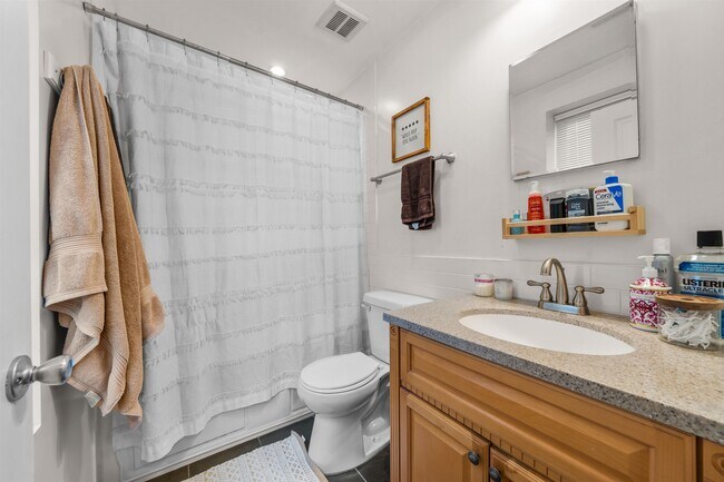 Building Photo - 118 Coles St