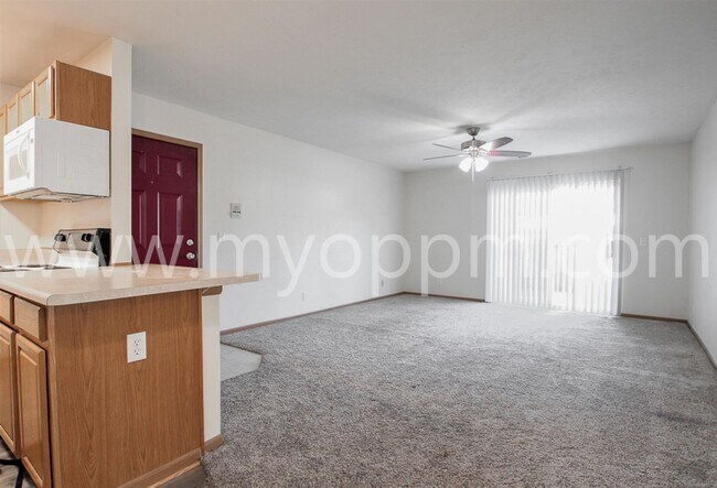Building Photo - 2 Bedroom / 2 Bathroom Unit | Cornhusker Creek Apartment