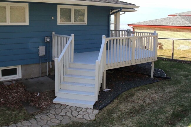 Building Photo - AVAILABLE AUG 19th - 4 BEDROOM 3 BATHROOM - GORGEOUS LAKE VIEWS