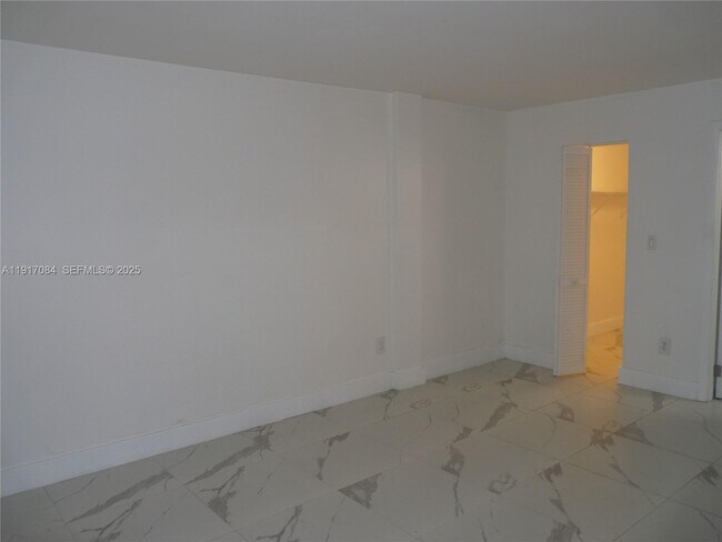 Building Photo - 14501 N Kendall Dr