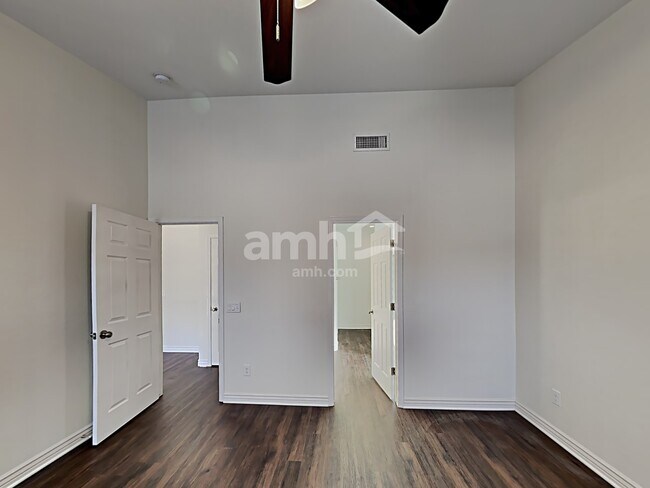 Building Photo - 5383 W Elgin St