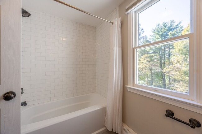 Building Photo - Charming 4 Bedroom Colonial with Updated K...