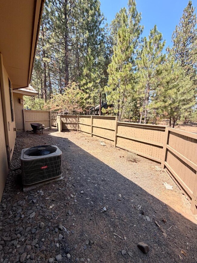 Building Photo - 61171 Minaret Cir