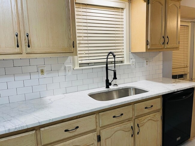 Building Photo - 2256 Lake Springs Ln