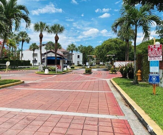 Primary Photo - 9433 Fontainebleau Blvd