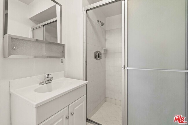 Building Photo - 15540 Moorpark St