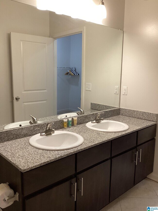 Building Photo - 1840 Oxmoor Rd