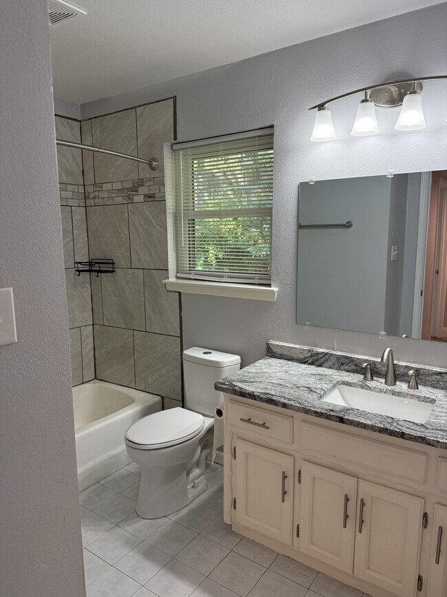 Building Photo - 3601 Oakwood Dr