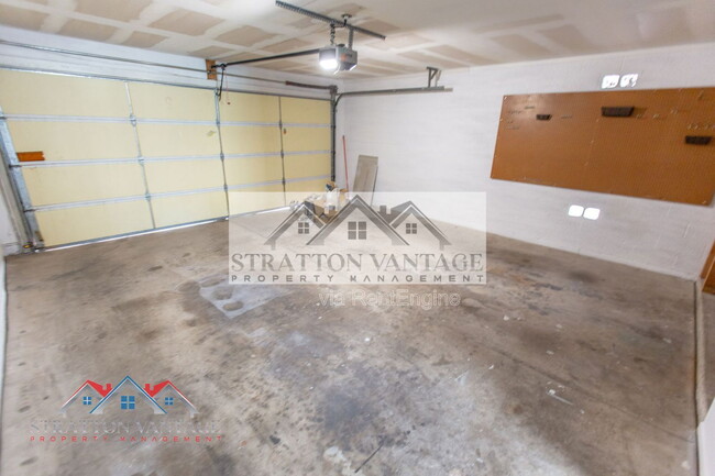 Building Photo - 944 W Meseto Ave