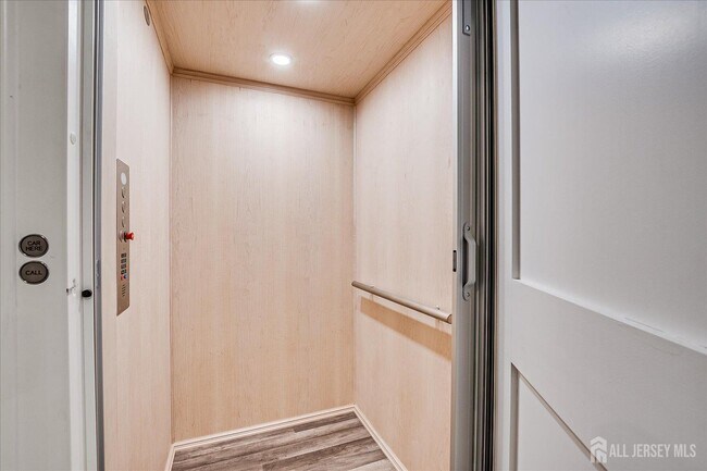 Building Photo - 3979 Park Ave