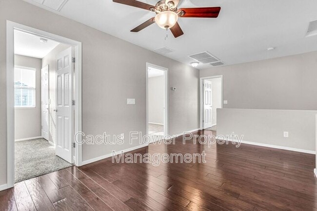 Building Photo - 2544 E Vermont Dr