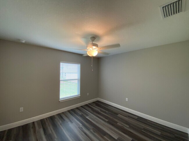 Building Photo - 13 Poplar Ln