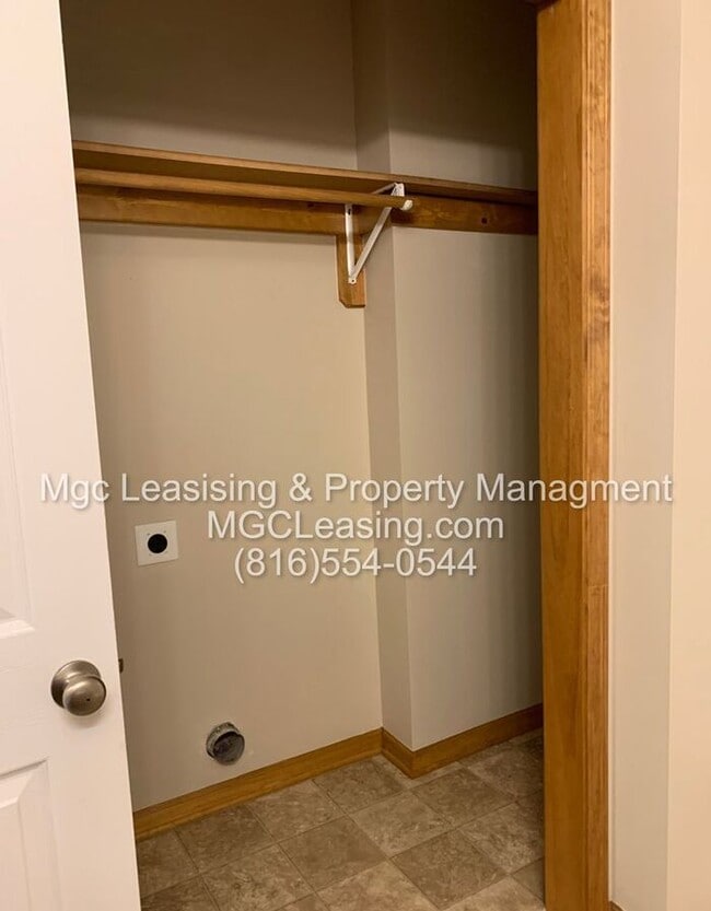 Building Photo - Spacious Duplex Living in Lee’s Summit—Two Living Areas & Garage - $500 Rent Credit ask me how!