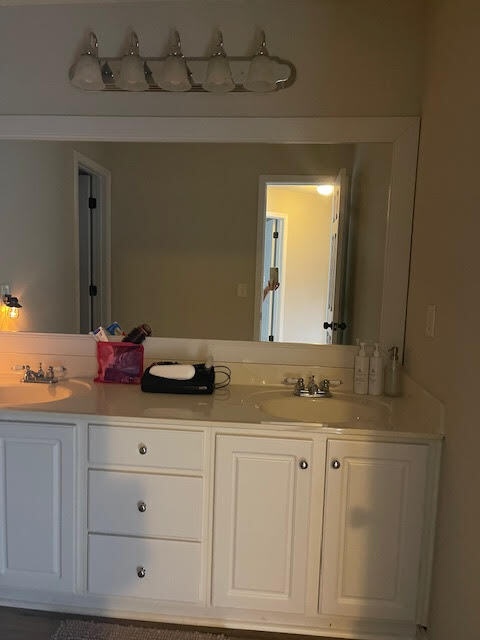 Building Photo - Welcome to this stunning 4-bedroom, 3-bath...