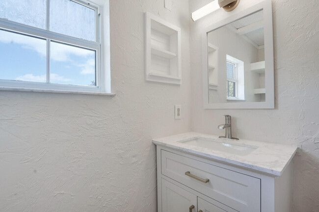 Building Photo - 359 Greenbriar Dr