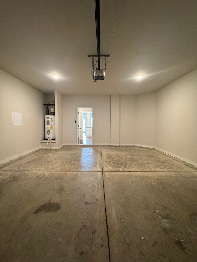Building Photo - Spacious 3-Bedroom Home with Loft – Minute...