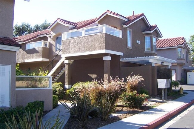 Building Photo - 2 Bed, 2 Bath Upper End Unit in Beautiful ...