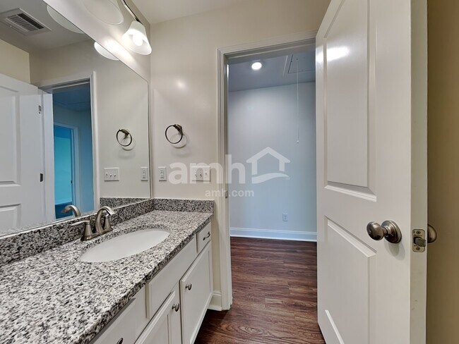 Building Photo - 8 Cherry St