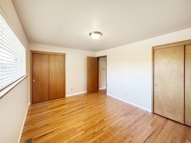 Building Photo - 2Bd/1.75Ba Seattle Home