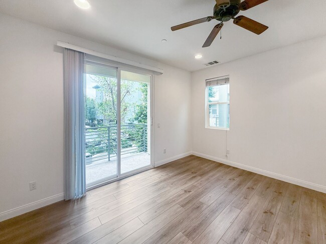 Building Photo - Great 2B/2.5BA Townhome in Escondido!