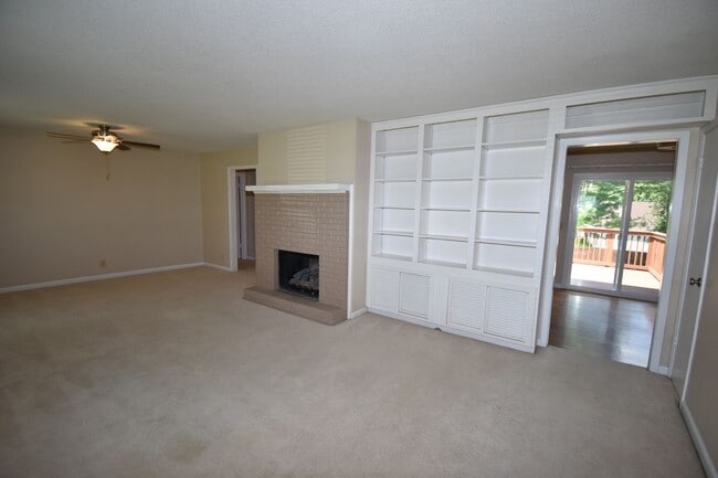 Building Photo - 3049 Westchester Dr