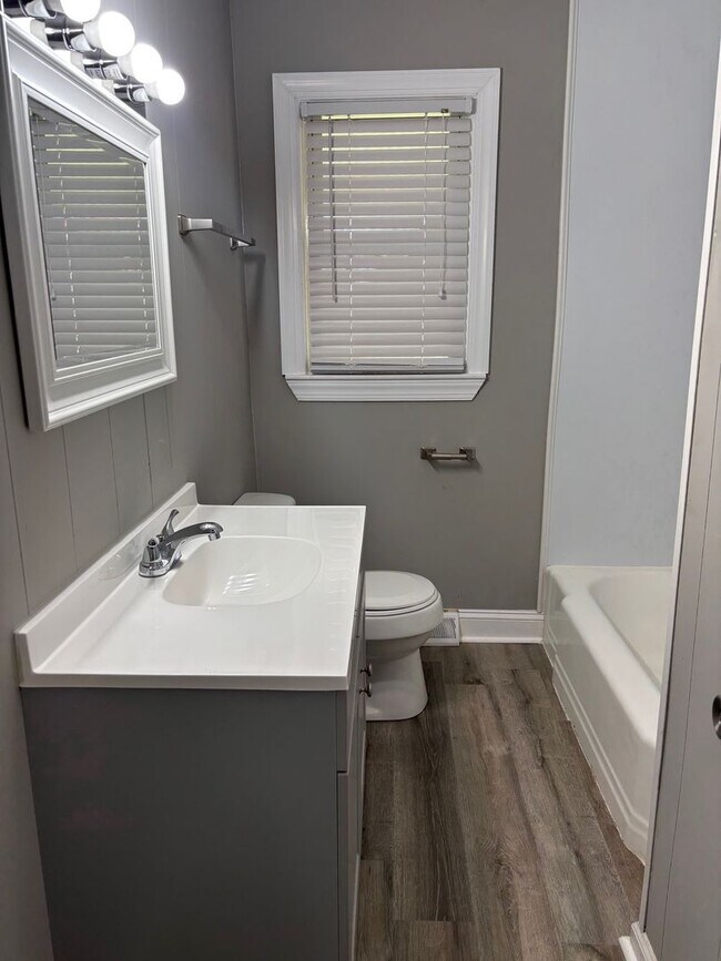 Building Photo - 3 bed, 1 bath brick home located in Asheboro