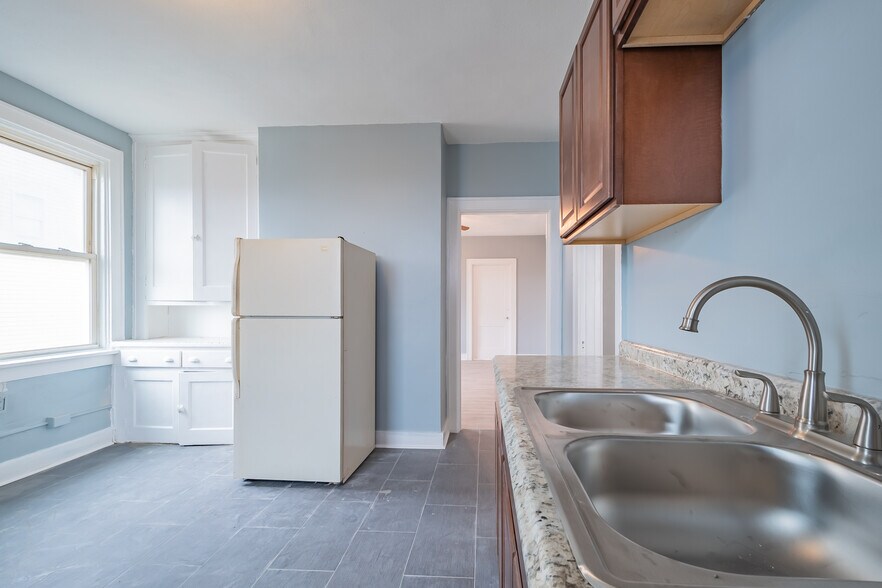 Building Photo - 2114 Bedford Ave