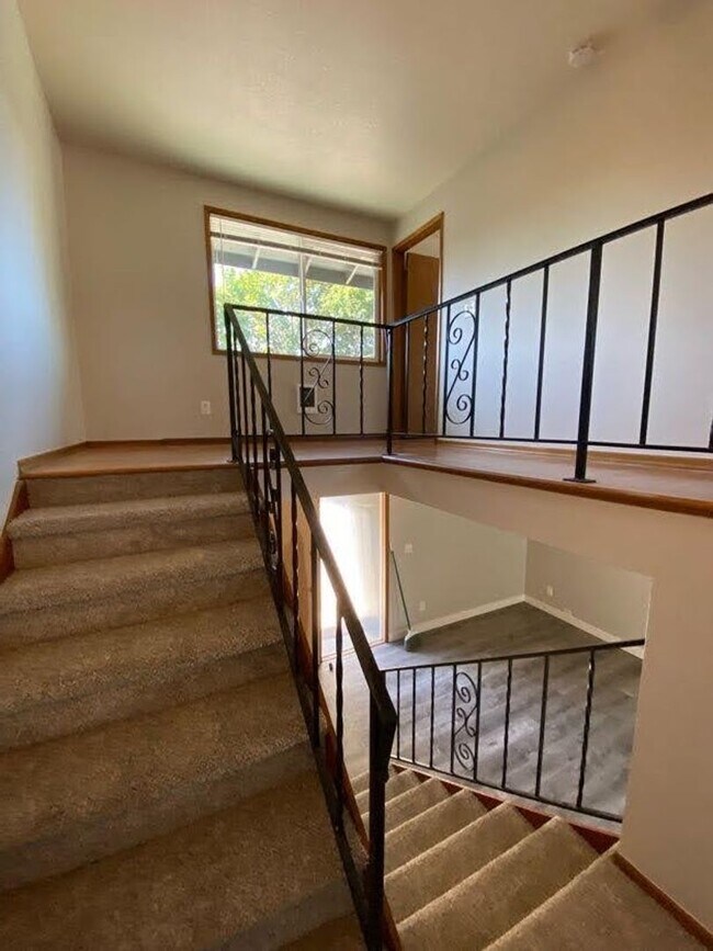 Building Photo - Large 2 bed, 1 bath Townhouse with Parking