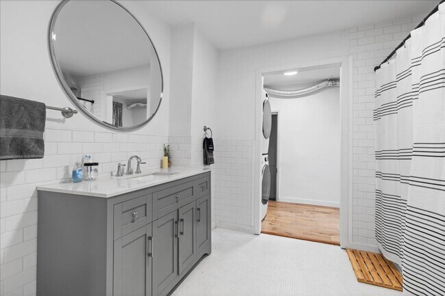 Building Photo - Renovated 3-bed, 2.5-bath house in Heart o...