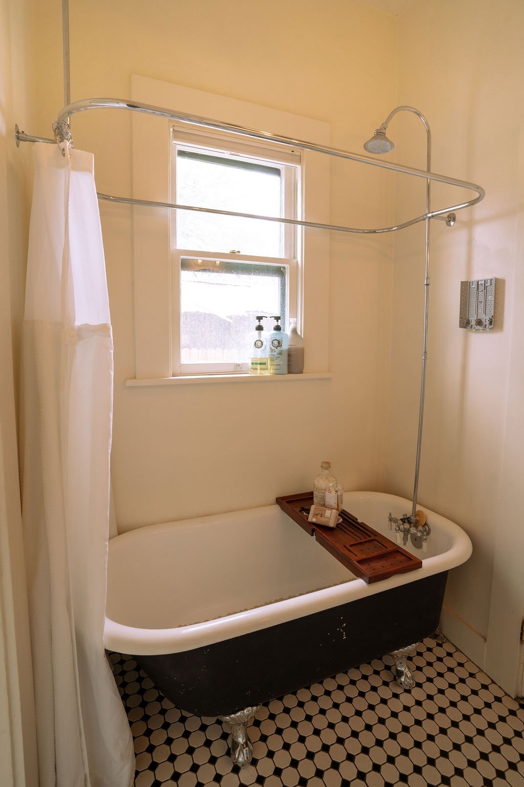 Building Photo - 112 E 16th St