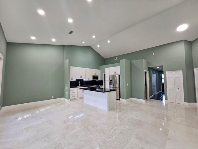 Building Photo - 5770 Coach House Cir