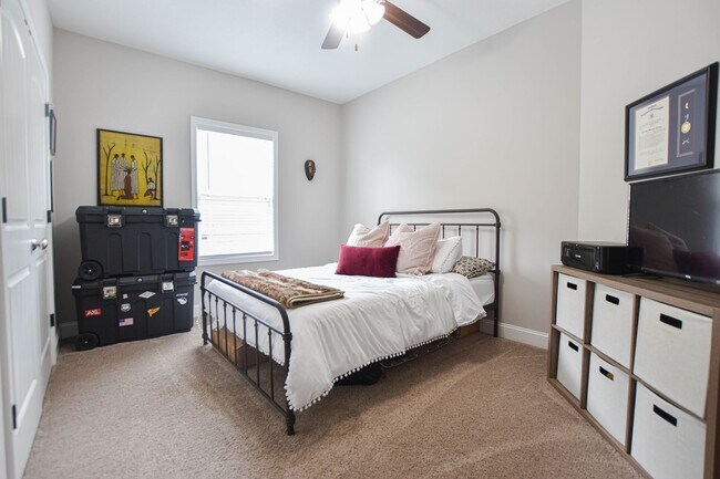 Building Photo - Pet Friendly Three Bedroom!