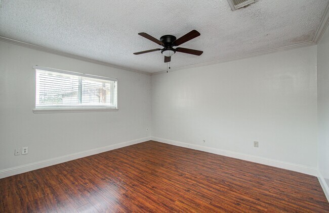 Building Photo - 823 S Ripple Creek Dr