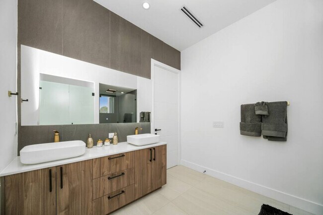 Building Photo - 601 NE 16th Ave