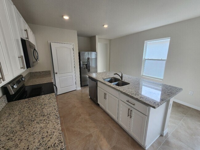 Building Photo - New 3/2/2 Venetian Bay