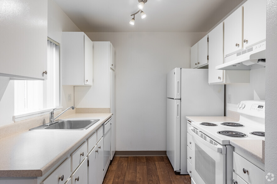 2BR, 2BA - 950SF - Kitchen - Woodlake Apartments