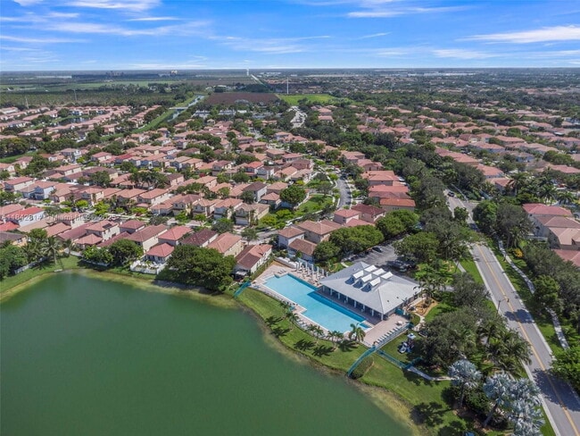 Building Photo - 3920 NE 13th Dr