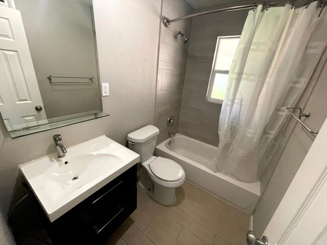 Building Photo - Fully Updated 4 Bedroom Home With Finished...