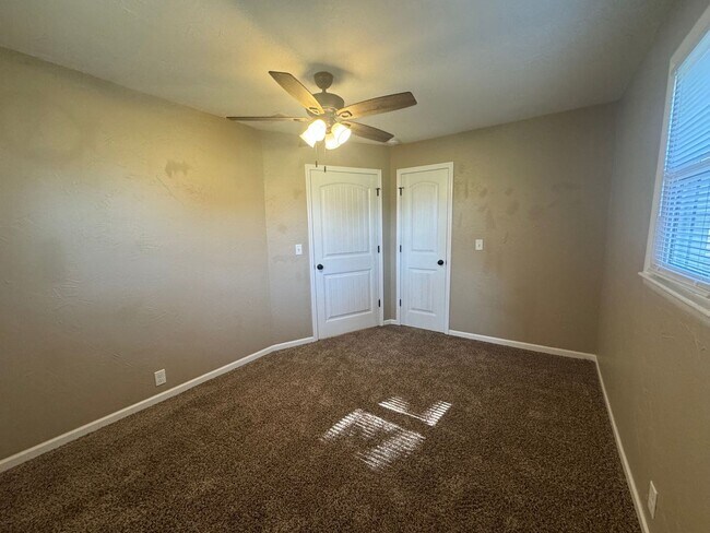 Building Photo - Cute 4 bed 2 bath house for rent!