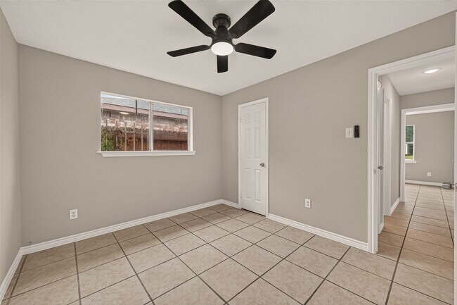 Building Photo - 8607 Valley Forest Dr