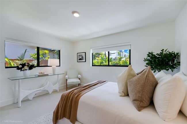 Building Photo - 1120 NE 86th St