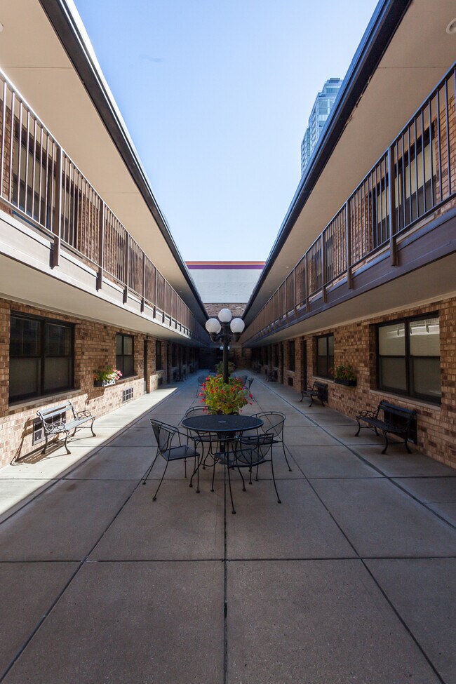 Building Photo - 163 W Division St