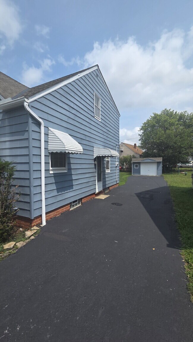 Building Photo - "4-Bed Home in Maple Heights!"