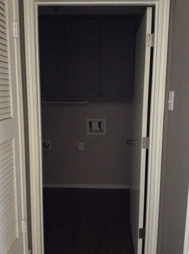 Building Photo - Beautiful 3/2/2 Home Available August!