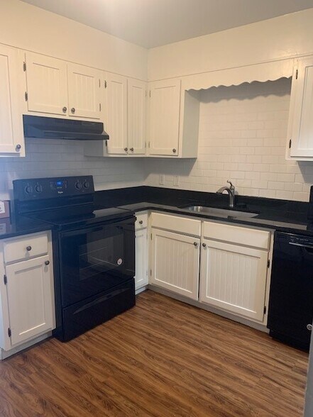 Building Photo - 641 W 44th St