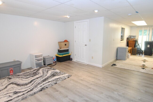 Building Photo - 7 Meadowview Cir