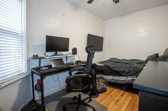 Building Photo - 3834 N Hermitage Ave