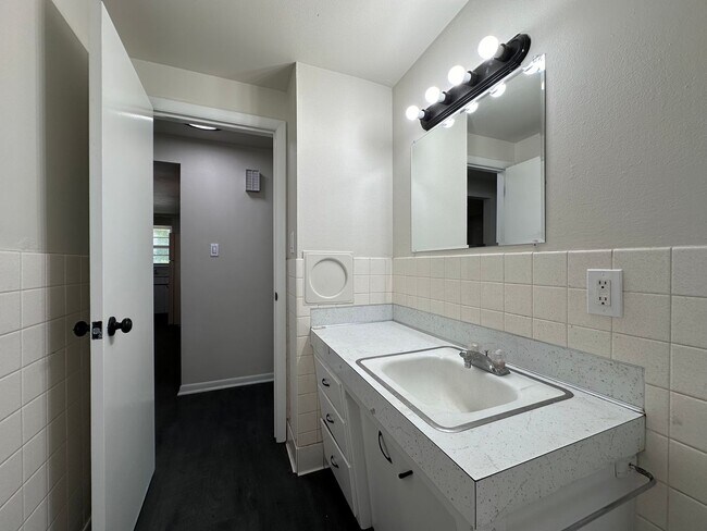 Building Photo - 490 St Bernard Dr