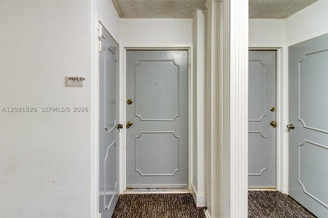 Building Photo - 9381 E Bay Harbor Dr