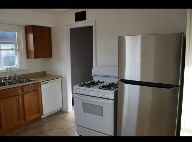 Kitchen - 2716 Duluth St